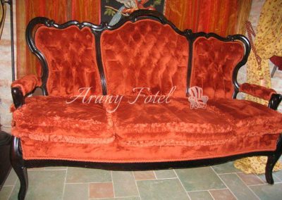 Mélytűzött antik barokk kanapé