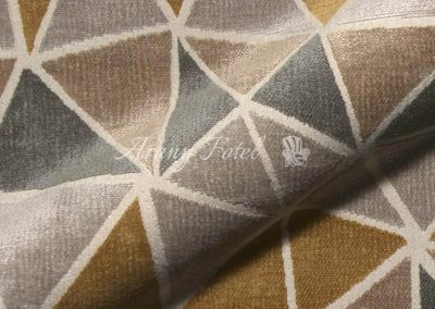 Modern Art háromszög mintás fiatalos bútorszövet kellemes tapintással különböző színekben világos barna